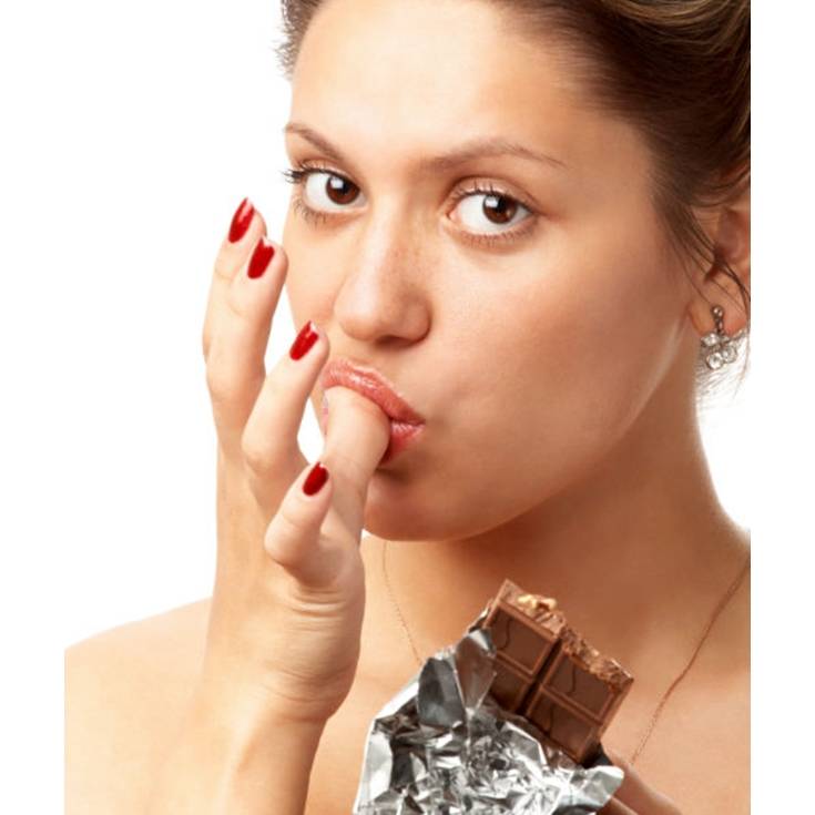 Mulher comendo chocolate mostrando que batom não sai da boca